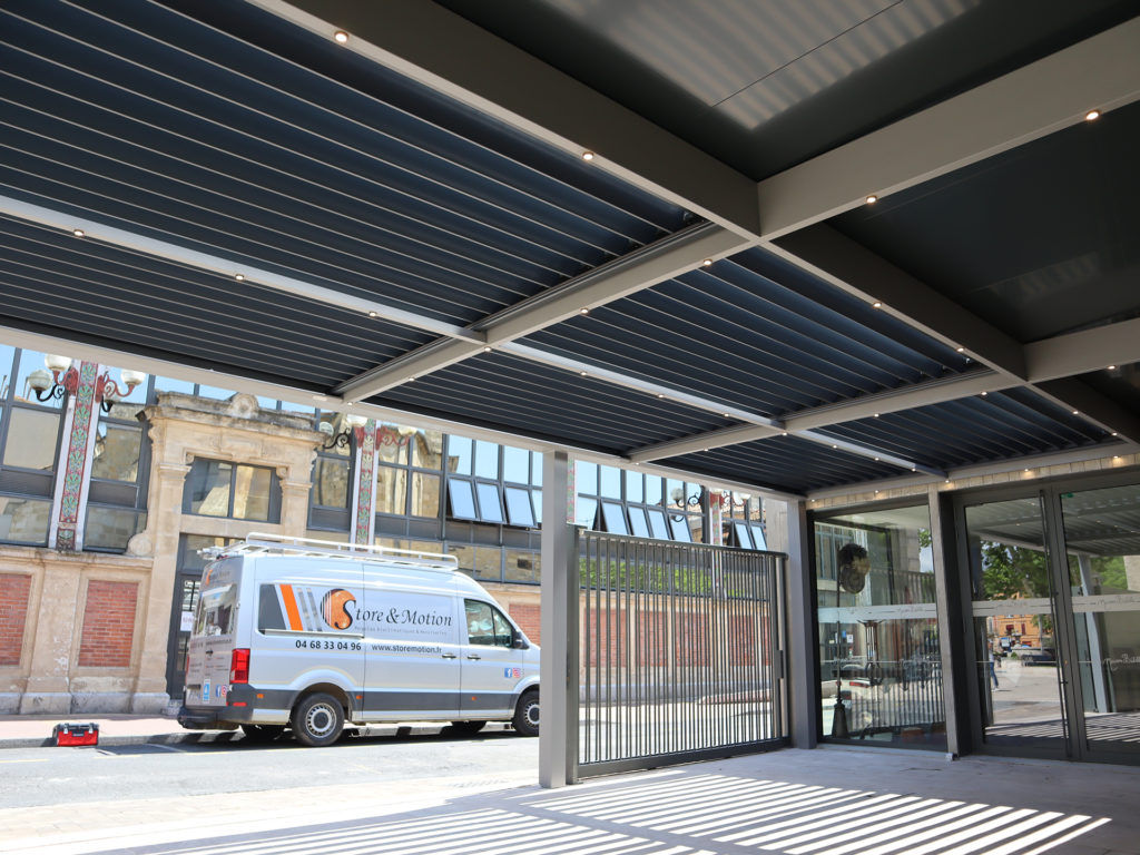 Store Motion Installation Pergola Bioclimatique sur mesure terrasse restaurant chez Bebelle Narbonne