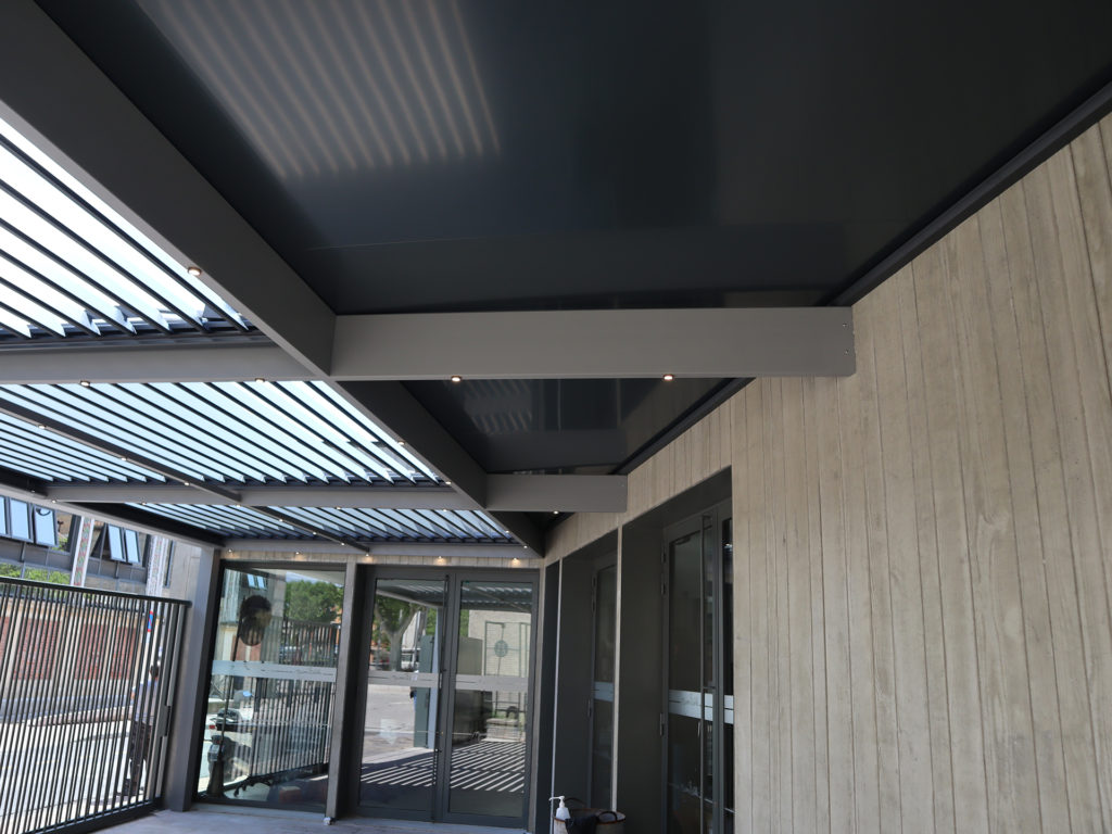 Store Motion Installation Pergola Bioclimatique sur mesure terrasse restaurant chez Bebelle Narbonne